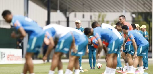 Ancelotti repete time, observa variações e trabalha bola parada