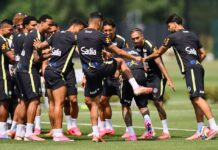 Neymar treina com bola na seleção brasileira e recebe batismo de companheiros
