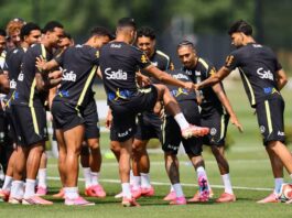 Neymar treina com bola na seleção brasileira e recebe batismo de companheiros
