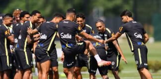 Neymar treina com bola na seleção brasileira e recebe batismo de companheiros