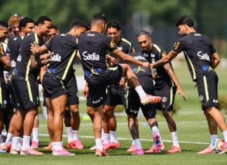 Neymar treina com bola na seleção brasileira e recebe batismo de companheiros