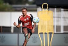 Corinthians libera Lingard dos treinos para viajar à Inglaterra