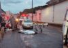 Motociclista morre atropelada após colidir com pedestre e cair em avenida
