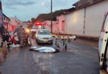 Motociclista morre atropelada após colidir com pedestre e cair em avenida