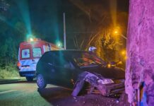 Passageira fica ferida após carro bater em poste de energia em São José do Rio Preto