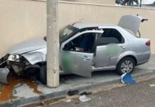 Homens roubam carro de aplicativo, batem durante fuga e são presos