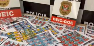Polícia apreende figurinhas da Copa do Mundo em gráfica por suspeita de falsificação