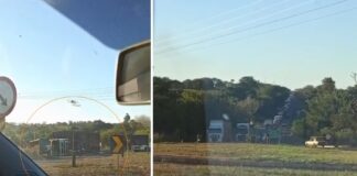 Carreta tomba no trevo de Parisi e gera congestionamento na Rodovia Péricles Bellini