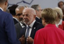 Lula diz que nunca foi esquerdista e faz campanha por modelo de votação do Brasil