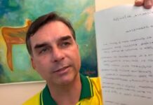 Moraes suspende visitas de Flávio a Jair Bolsonaro por 90 dias e dá 48 horas para ex-presidente explicar se sabia de divulgação de carta