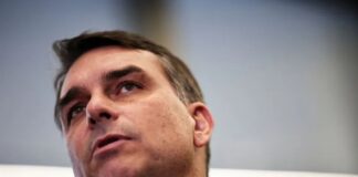 Decisão de Moraes que proíbe visitas a Bolsonaro é “vingança”, diz Flávio