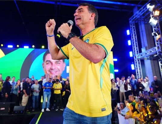 Após recusar PF, Flávio relata ameaças e passa a usar colete