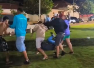 Trio suspeito de espancar homem é preso após ser identificado por vídeos em redes sociais