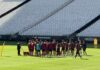 Corinthians treina finalização em atividade na arena para testar novo gramado