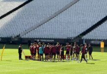 Corinthians treina finalização em atividade na arena para testar novo gramado