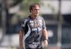 Desfalques e olho na base: veja como Cuca prepara o Santos para o retorno antecipado do Brasileirão