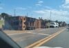 Caminhão carregado com 60 cabeças de gado tomba em rodovia no trevo de Magda