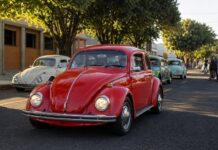 Gincana com Fusca reúne competição, encontro de carros antigos e ação solidária em Votuporanga