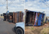 Caminhão da coleta de lixo tomba na marginal da SP-320 em Votuporanga