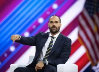 PF conclui processo e recomenda demissão de Eduardo Bolsonaro por abandono de cargo