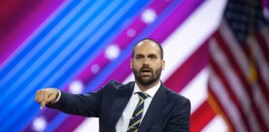 PF conclui processo e recomenda demissão de Eduardo Bolsonaro por abandono de cargo