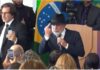Lula mostra o dedo do meio durante evento do governo