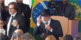 Lula mostra o dedo do meio durante evento do governo