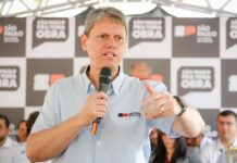 Tarcísio diz que não voltaria a vestir boné de apoio a Trump