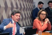 Comissão adia votação do fim da taxa das blusinhas