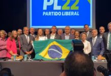 Flávio Bolsonaro anuncia deputado Alfredo Gaspar como vice na chapa dele à Presidência