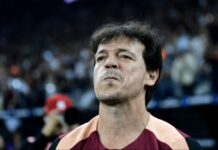 Diniz elogia entrega do Corinthians e poder de decisão de Memphis: “Ele tem um brilho diferente”