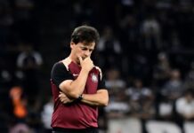 Diniz aponta irregularidade em gol do Inter e atribui eliminação do Corinthians à arbitragem
