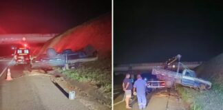 Caminhonete capota na Rodovia Euclides da Cunha