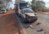 Carro fica prensado entre dois caminhões em acidente na Rodovia Péricles Bellini
