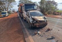 Carro fica prensado entre dois caminhões em acidente na Rodovia Péricles Bellini