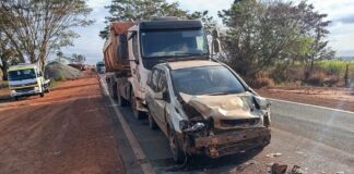 Carro fica prensado entre dois caminhões em acidente na Rodovia Péricles Bellini