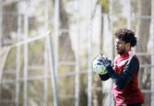 Corinthians evita risco e monitora dores no joelho de Hugo Souza até jogo contra o Santos