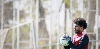 Corinthians evita risco e monitora dores no joelho de Hugo Souza até jogo contra o Santos