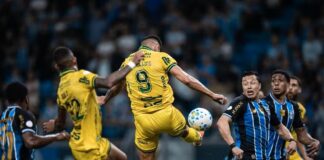 Atacante do Mirassol admite toque no braço, mas questiona gol anulado contra o Grêmio