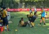 Victor Sá se machuca em dividida com Wendell e deixa treino do São Paulo