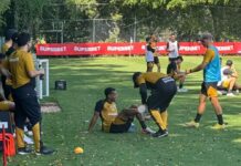 Victor Sá se machuca em dividida com Wendell e deixa treino do São Paulo