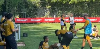 Victor Sá se machuca em dividida com Wendell e deixa treino do São Paulo