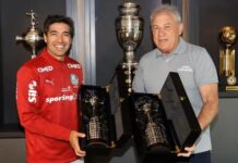 Palmeiras treina no Paraguai; Abel recebe presentes da Conmebol