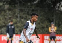 Dorival simula jogadas de ataque para a partida contra o Grêmio