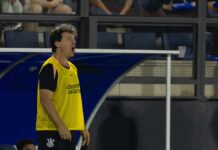 Diniz elogia disposição do elenco e comenta atrasos no Corinthians: “Jogadores são comprometidos”