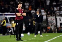 Diniz explica escalação do Corinthians e retoma esperança por renovação de Memphis