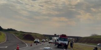Motociclista morre após cair na pista e ser atropelada por caminhão na Rodovia Euclides da Cunha
