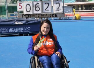 Flávia Braga Chaves conquista ouro e quebra novamente recorde brasileiro no atletismo paralímpico
