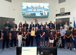 Câmara entrega Voto de Congratulação ao atleta Yan Alves Fontes por destaque no Kickboxing