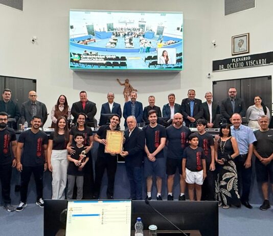 Câmara entrega Voto de Congratulação ao atleta Yan Alves Fontes por destaque no Kickboxing